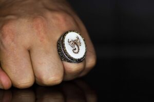 Regal & Sembolik Erkek 925 Ayar Gümüş Yüzük - Akrep Sembolü ve Doğal Taşlar ile Süslenmiş - Görsel 5