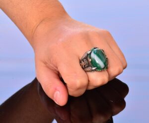 El Yapımı 925 Ayar Gümüş Erkek Yüzük, Doğal Yeşil Akik Taşı, Karmaşık Pençe Tasarımı, Farklı Bant Yüzük - Görsel 7