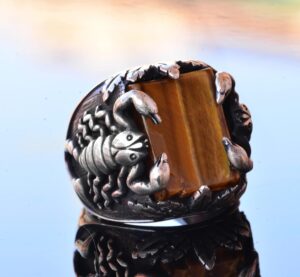 El Yapımı Gümüş Erkek Yüzük | Doğal Kaplan Gözü Taşı ve Akrep Tasarımı | Cesur ve Koruyucu - Görsel 3