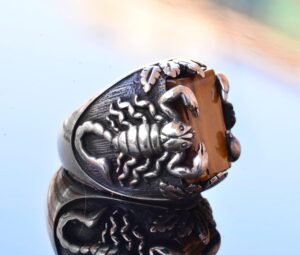 El Yapımı Gümüş Erkek Yüzük | Doğal Kaplan Gözü Taşı ve Akrep Tasarımı | Cesur ve Koruyucu - Görsel 4