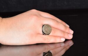 Erkekler için Sterlin Gümüş Yüzük - Davut Yıldızı Tılsımı ile Altın Detaylı Yazılar - Görsel 6