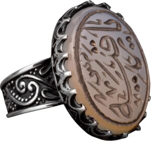 Erkekler için 925 Ayar Gümüş İslami Yüzük - Doğal Akik Taşı ile Elle Oyulmuş Hat Sanatı - Görsel 1