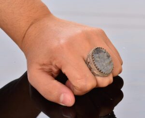 925 Ayar Gümüş Erkek Yüzük ile Doğal Labradorit Taşı - Detaylı Etnik Tasarım - El Yapımı Gümüş Yüzük - Görsel 7