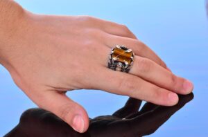 El Yapımı Gümüş Erkek Yüzük | Doğal Kaplan Gözü Taşı ve Akrep Tasarımı | Cesur ve Koruyucu - Görsel 6