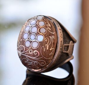 El Yapımı Ceviz Oymalı Gümüş Erkek Yüzük, İnci Oyması ve Süslemesi ile - Görsel 3