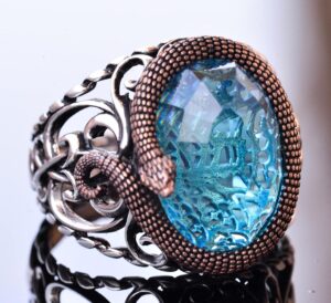 Sofistike Yılan Süslemeli 925 Ayar Gümüş Erkek Taş Yüzük Koleksiyonu - Çeşitli ve Canlı (Mavi Topaz Oluşturulmuş Taş) - Görsel 3