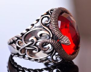 Şık Yılan Süslemeli 925 Ayar Gümüş Erkek Taş Yüzük Koleksiyonu - Çeşitli ve Canlı (Garnet Üretilmiş Taş) - Görsel 4