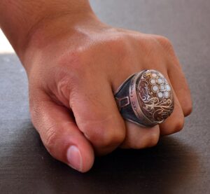 El Yapımı Ceviz Oymalı Gümüş Erkek Yüzük, İnci Oyması ve Süslemesi ile - Görsel 6