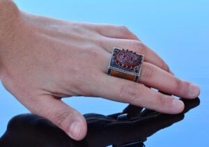 Doğal Akik Taşlı El Yapımı Yüzük, Ayar Gümüş Erkek Yüzüğü - Güç ve Koruma Sembolü (Kırmızı Akik) - Görsel 6