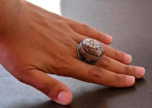 El Yapımı Ceviz Oymalı Gümüş Erkek Yüzük, İnci Oyması ve Süslemesi ile - Görsel 7