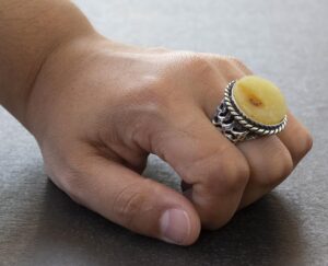 Doğal Baltık Kehribar Taşlı Yüzük Ham Taş Gerçek Doğal Taş Organik Kehribar 925 Ayar Gümüş Erkek Yüzüğü Leo Doğum Taşı Astrolojik Takı El Yapımı Takı Erkek Yüzük Hediyesi - Görsel 7