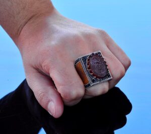 Doğal Akik Taşlı El Yapımı Yüzük, Ayar Gümüş Erkek Yüzüğü - Güç ve Koruma Sembolü (Kırmızı Akik) - Görsel 7