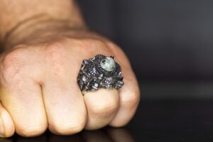 Erkekler için Lüks 925 Ayar Gümüş Yüzük, Doğal Prehnit Jade Taşı - Şık ve Görkemli Tasarım - Görsel 5