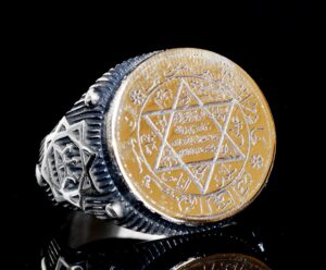 Erkekler için Sterlin Gümüş Yüzük - Davut Yıldızı Tılsımı ile Altın Detaylı Yazılar - Görsel 5