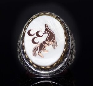 Erkekler için 925 Ayar Gümüş Yüzük - Kurt ve Hilal Sembolü ile Süslenmiş ve Doğal Taşlar ile Bezenmiş - Görsel 3