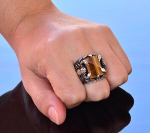 El Yapımı Gümüş Erkek Yüzük | Doğal Kaplan Gözü Taşı ve Akrep Tasarımı | Cesur ve Koruyucu - Görsel 7