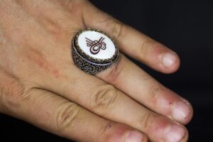 Regal ve Sembolik Erkek 925 Ayar Gümüş Yüzük - Osmanlı Mühür Sembolü ve Doğal Taşlarla Süslenmiş - Görsel 5