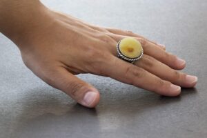 Doğal Baltık Kehribar Taşlı Yüzük Ham Taş Gerçek Doğal Taş Organik Kehribar 925 Ayar Gümüş Erkek Yüzüğü Leo Doğum Taşı Astrolojik Takı El Yapımı Takı Erkek Yüzük Hediyesi - Görsel 6