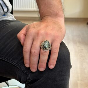 El yapımı Yeşil Göz Taşlı Yüzük, Aslan Gümüş Baş Yüzük - Canlı 925 Ayar Sert Gümüş Erkek Yüzüğü - Doğal Vigor Tasarımı - Görsel 3