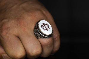 Regal ve Sembolik Erkek 925 Ayar Gümüş Yüzük - Adalet Terazisi Sembolü ve Doğal Taşlar ile Süslenmiş - Görsel 5