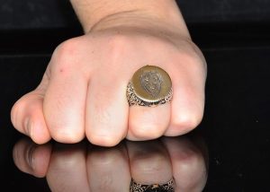 Erkekler için Gümüş Yüzük - Kurt Başı Tasarımı ve Altın Vurgu ile - Görsel 7