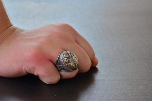 El Yapımı Ceviz Oymalı Gümüş Taş İşlemeli - Ayar Gümüş Erkek Yüzük - Görsel 7