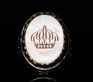 Regal ve Sembolik Erkek 925 Ayar Gümüş Yüzük - Taç Sembolü ve Doğal Taşlarla Süslenmiş - Görsel 3