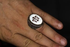 Regal ve Sembolik Erkek 925 Ayar Gümüş Yüzük - Adalet Terazisi Sembolü ve Doğal Taşlar ile Süslenmiş - Görsel 4