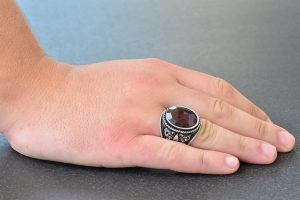 Doğal Granat Taşlı Yüzük - Lily Desenli Erkek Yüzüğü - 925 Ayar Sterlin Gümüş Tasarım - Görsel 6