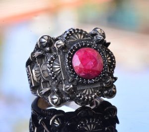 Erkekler için Lüks 925 Ayar Gümüş Yüzük - Yakut Taşlı - Zarif ve Görkemli Tasarım - Görsel 3