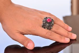 Erkekler için Lüks 925 Ayar Gümüş Yüzük - Yakut Taşlı - Zarif ve Görkemli Tasarım - Görsel 6