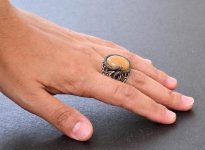 925 Ayar Katı Gümüş Erkek Yüzüğü - Doğal Taşlarla İşlenmiş El Yapımı Zarafet (Kehribar Taşı) - Görsel 6