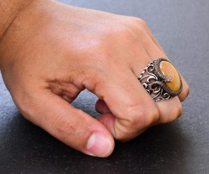 925 Ayar Katı Gümüş Erkek Yüzüğü - Doğal Taşlarla İşlenmiş El Yapımı Zarafet (Kehribar Taşı) - Görsel 7