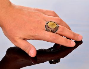 El Yapımı 925 Ayar Gümüş Erkek Yüzük ile Gerçek Sarı Safir Taşı - Detaylı Osmanlı Mühür Yüzük Tasarımı - Özel Ayar Gümüş Yüzük - Görsel 6