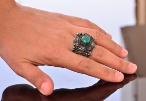 Erkekler için Lüks 925 Ayar Gümüş Yüzük - Krysokolla Taşı ile Şık ve Görkemli Tasarım - Görsel 6