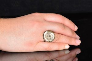 Erkekler için Gümüş Yüzük - Kurt Başı Tasarımı ve Altın Vurgu ile - Görsel 6