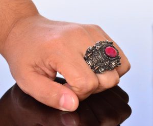 Erkekler için Lüks 925 Ayar Gümüş Yüzük - Yakut Taşlı - Zarif ve Görkemli Tasarım - Görsel 7